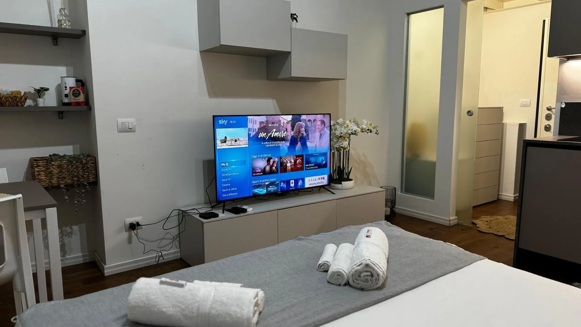 Appartamento Regina Milano In Corso Lodi - Sky Tv, Wifi E Breakfast Box 0*,  Italia